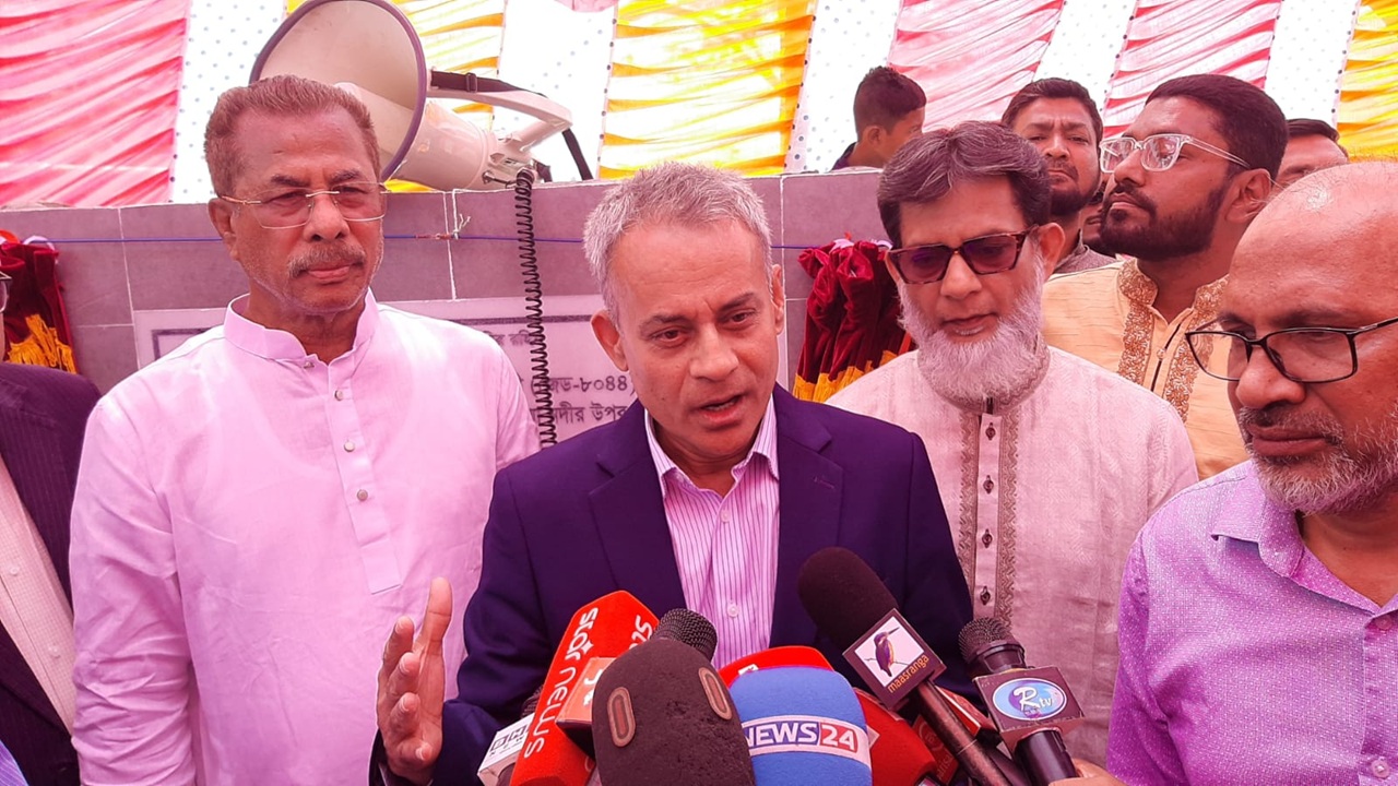 কোথাও যানজট নেই, ঈদযাত্রা স্বস্তির: সড়কমন্ত্রী রবিউল