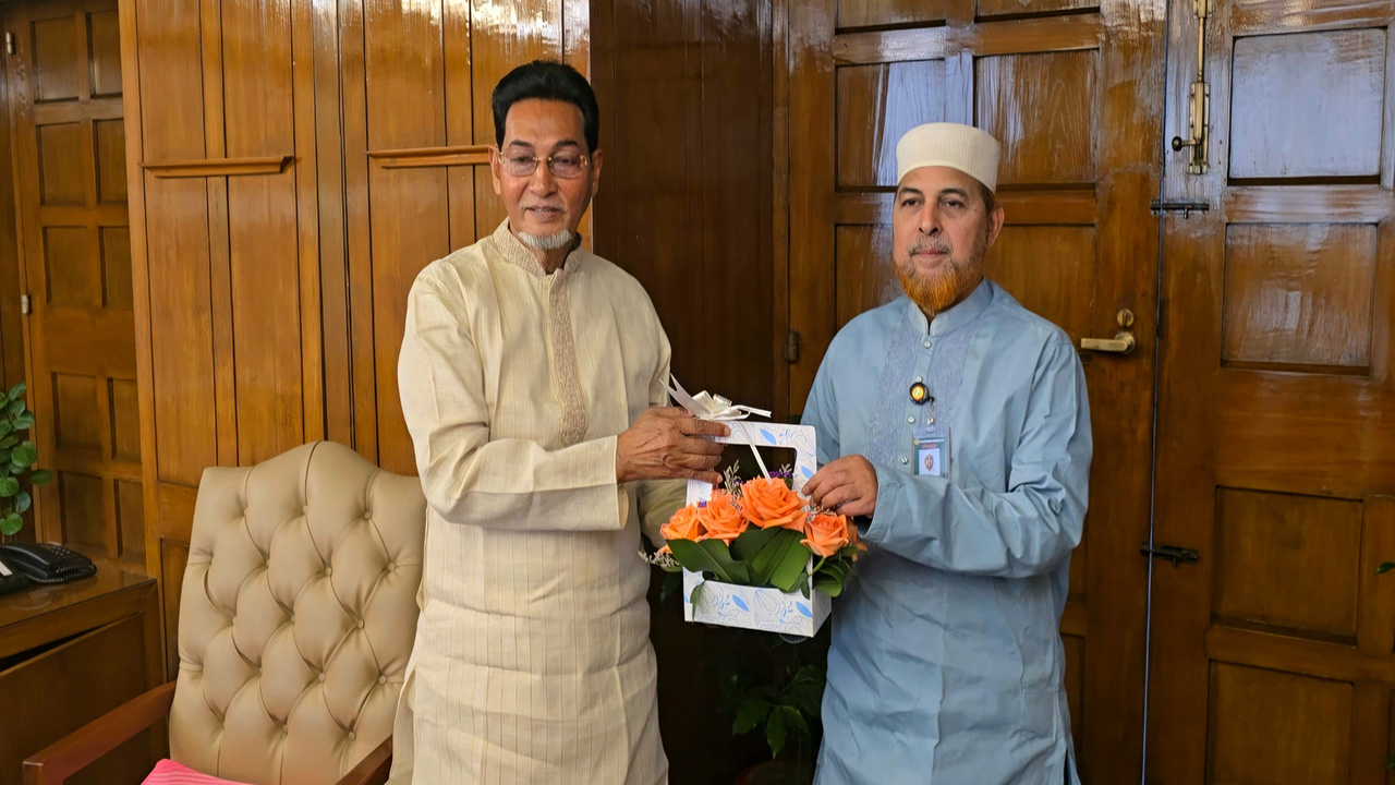 চিফ হুইপ মো. নুরুল ইসলামের সঙ্গে বিরোধীদলীয় হুইপরা সাক্ষাৎ করেন। ছবি: সংসদ সচিবালয়
