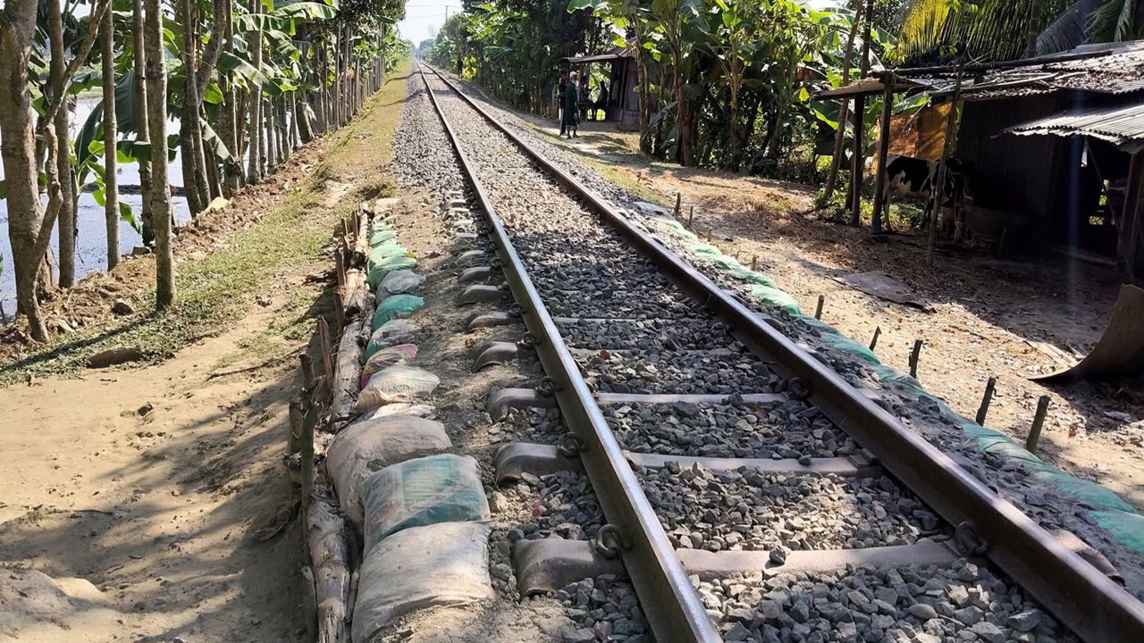 সরে গেল রেললাইনের মাটি, বাঁশ-কলাগাছ দিয়ে ঠেস!
