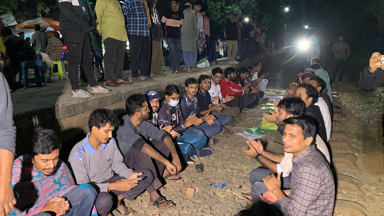 বিসিএস পরীক্ষার্থীদের অবরোধ, ঢাকা-রাজশাহী রেল যোগাযোগ বন্ধ
