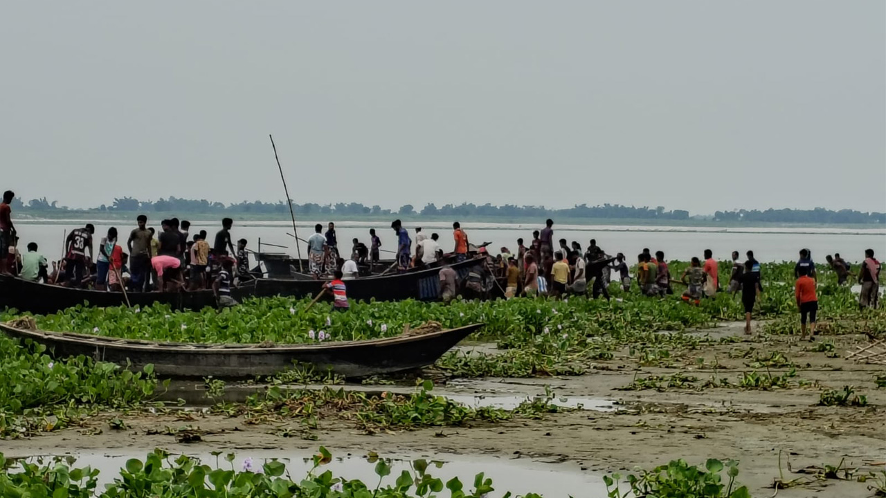 রাজশাহীতে অনুমোদন ছাড়া ফেরিঘাটে টোল আদায়ের চেষ্টা