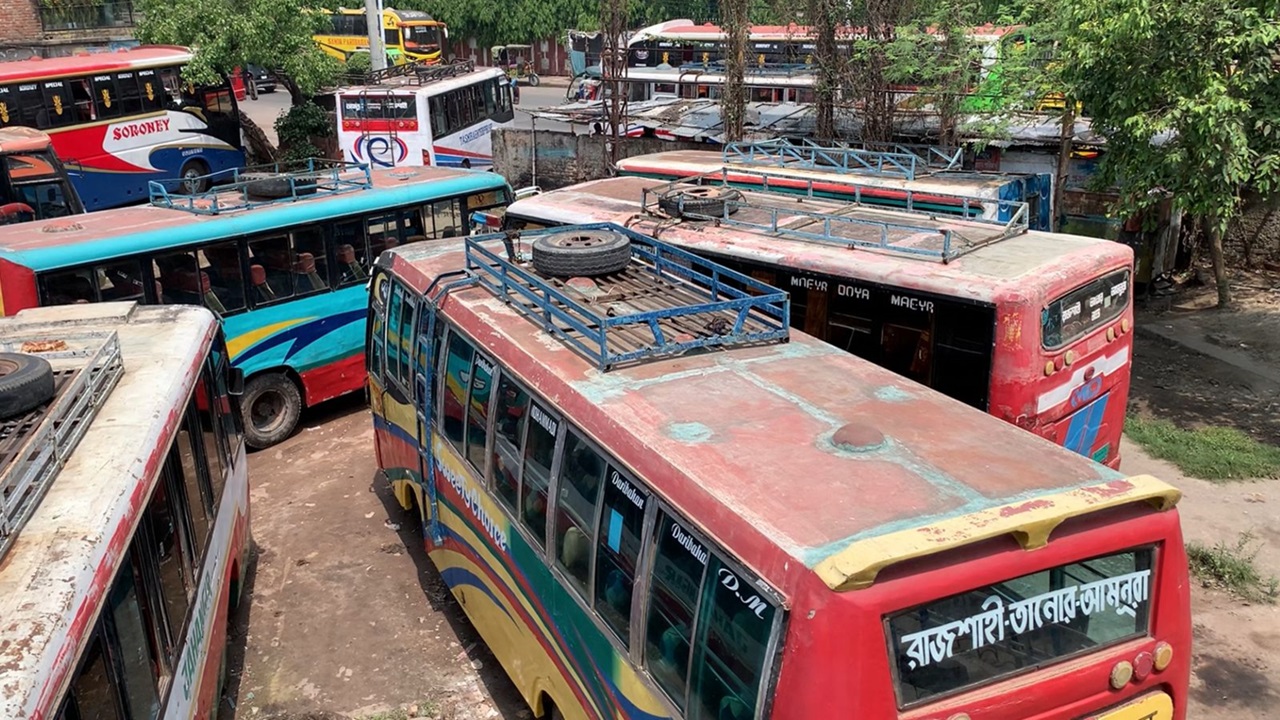 মালিক সমিতির দ্বন্দ্বে রাজশাহী-ঢাকা বাস চলাচল বন্ধ