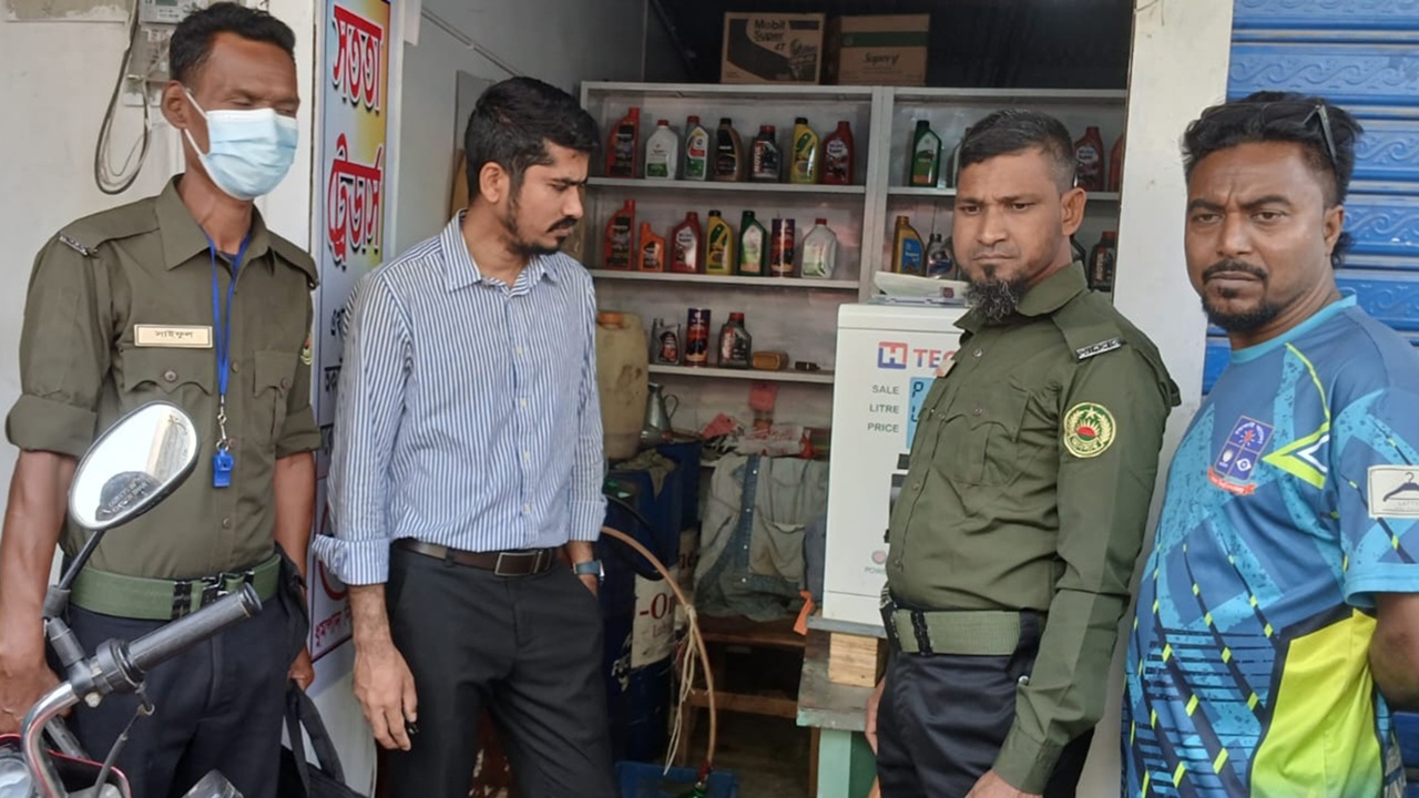 রাজশাহীতে পেট্রোল বেশি দামে বিক্রির ঘটনায় জরিমানা