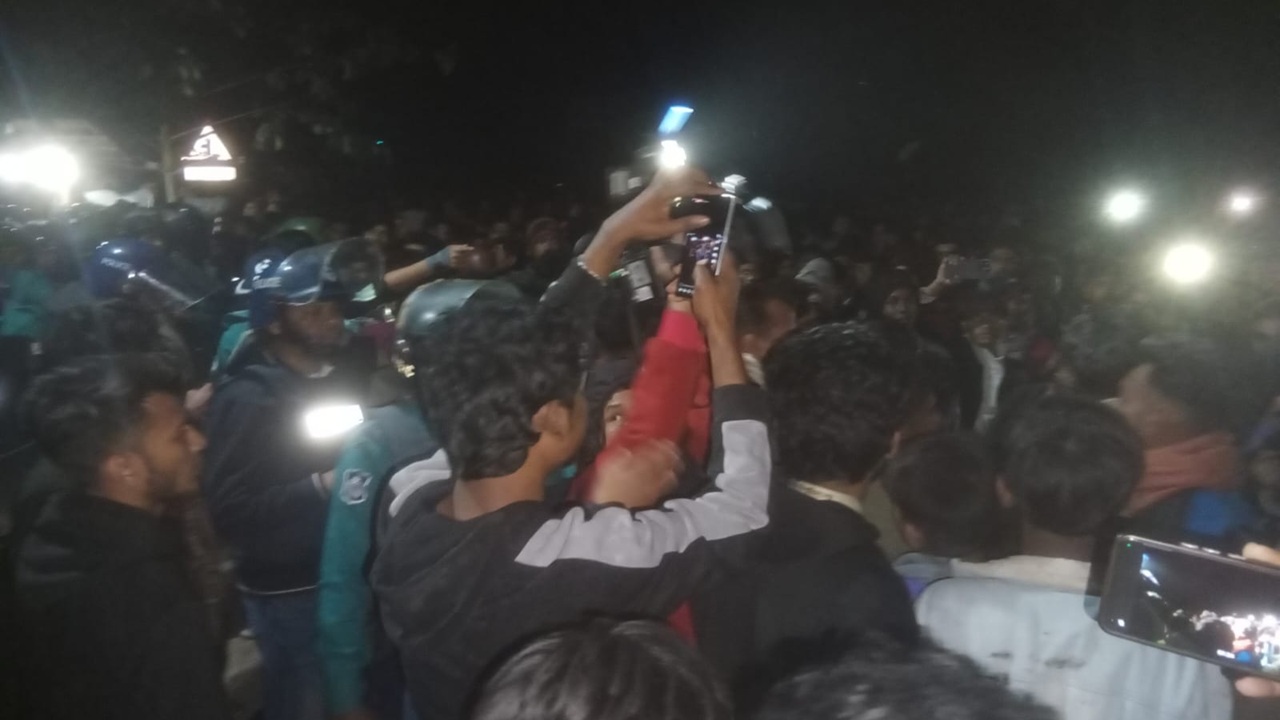 পুঠিয়ায় সড়ক দুর্ঘটনায় নিহত ৩, মহাসড়ক অবরোধ-ওসি অবরুদ্ধ