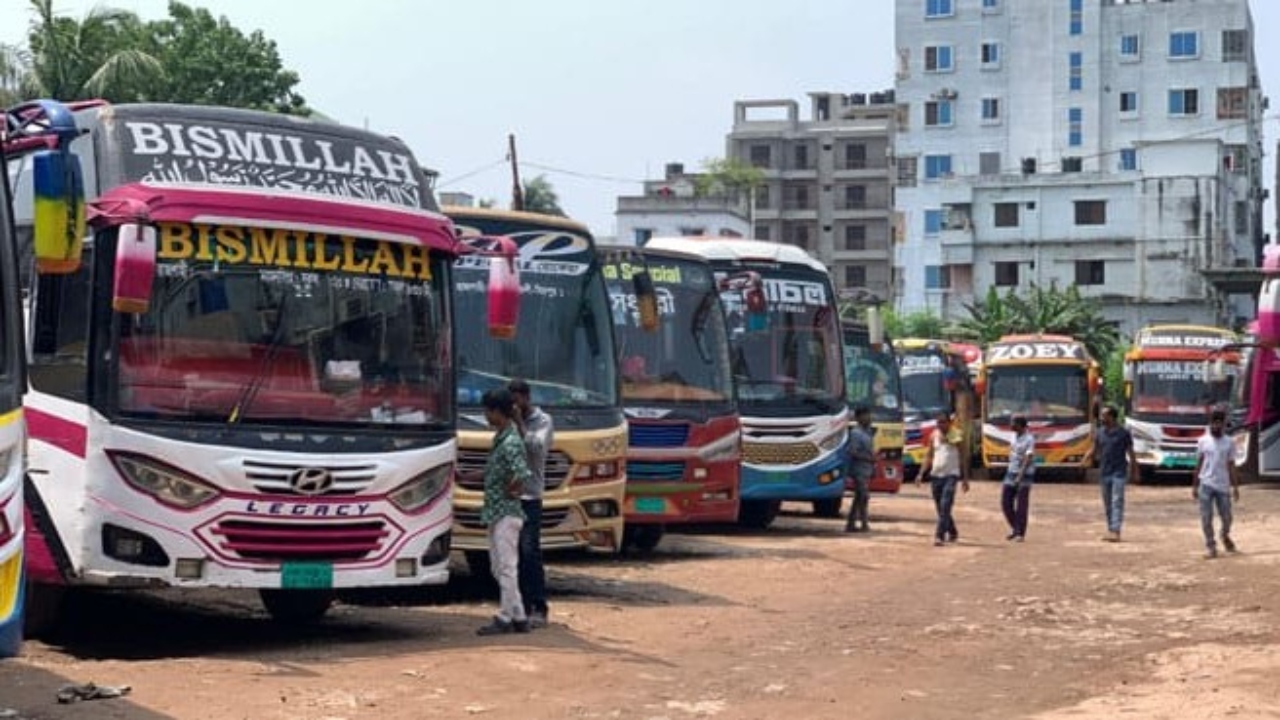 রাজশাহী থেকে সব রুটে বাস চলাচল বন্ধ, চরম দুর্ভোগে যাত্রীরা