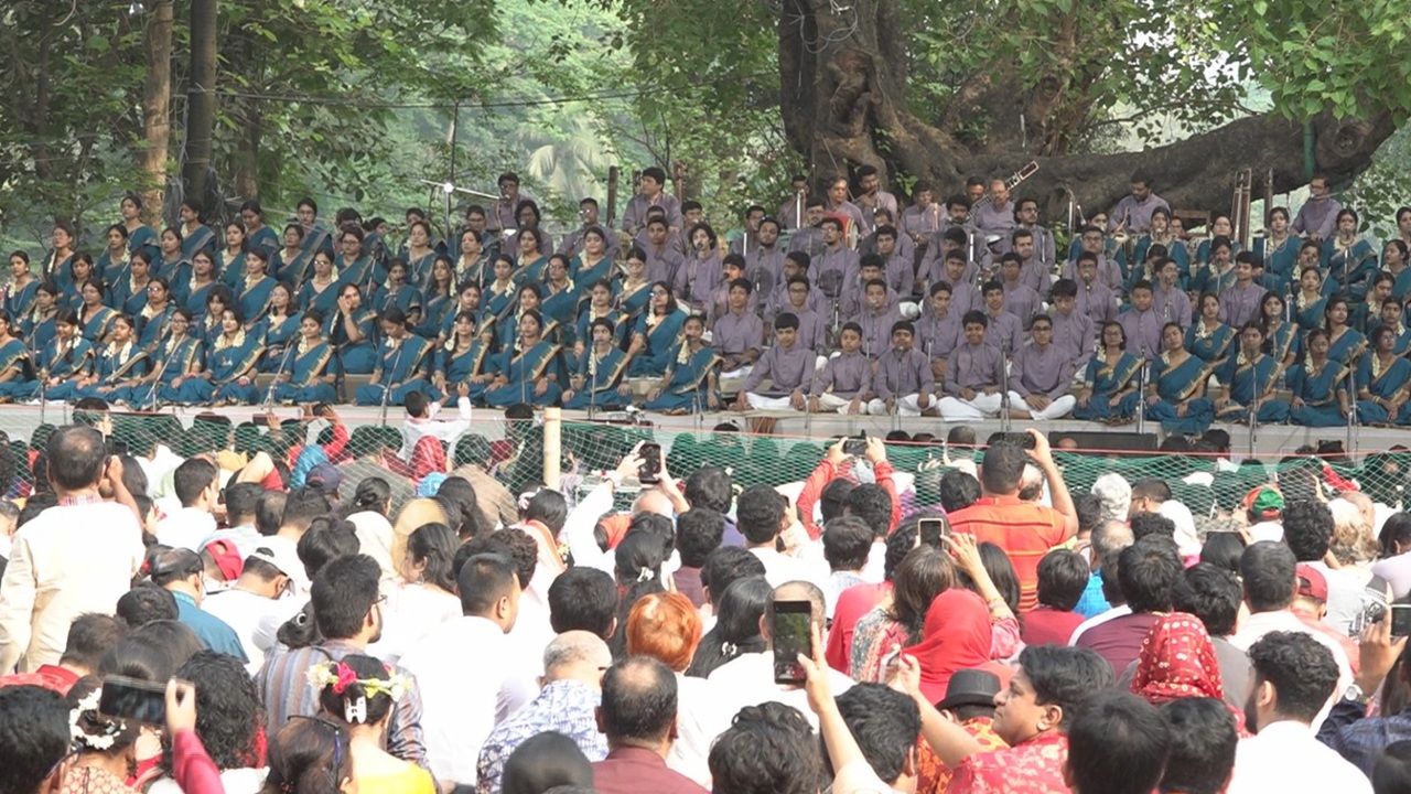 সুরের মূর্ছনায় রমনার বটমূলে ছায়ানটের বর্ষবরণ