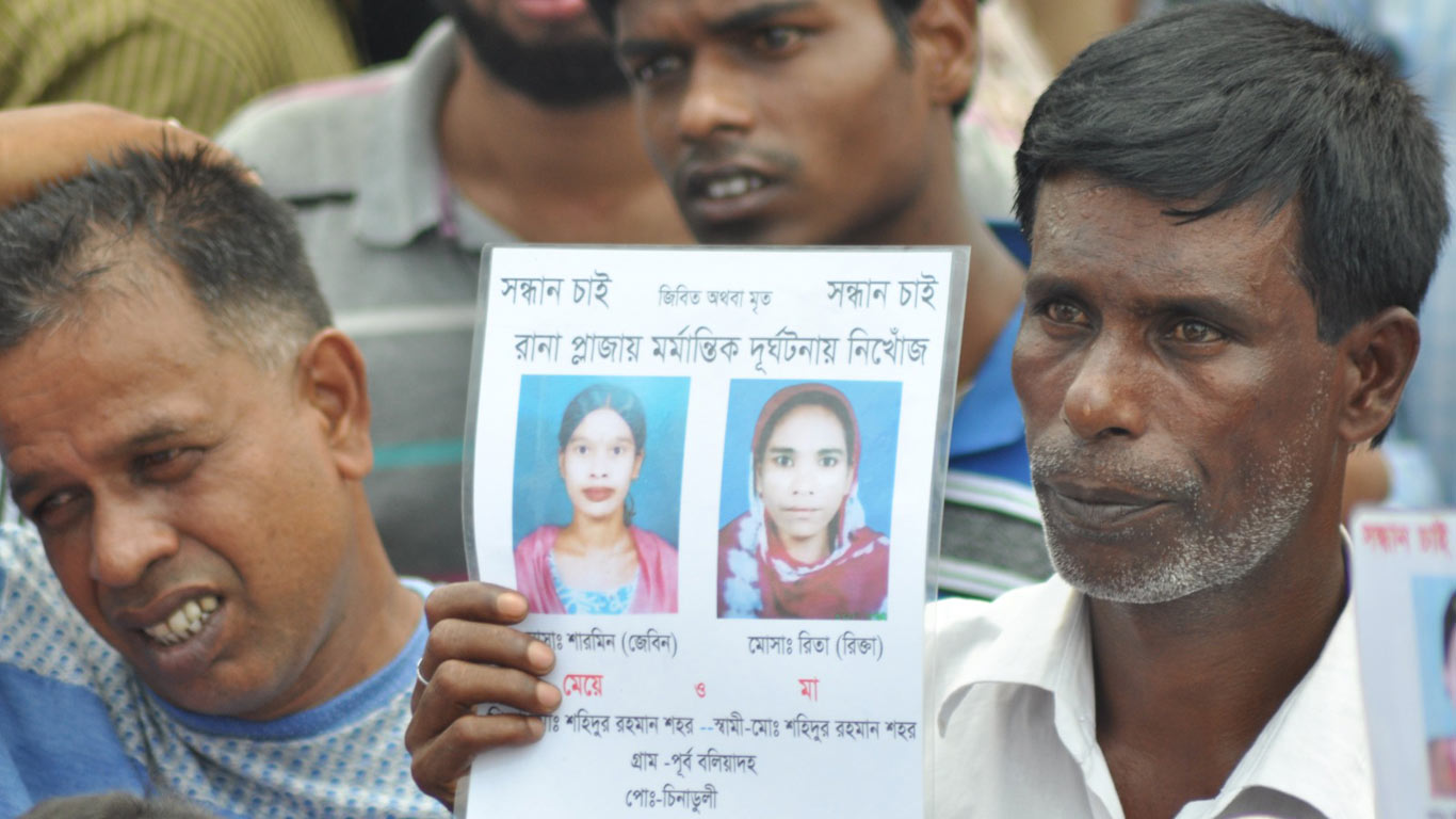 প্রাকৃতিক দূর্যোগের দেশ বাংলাদেশে গত কয়েক বছরে মানবসৃষ্ট যত ট্র্যাজেডি ঘটে গেছে, তার একেবারে শুরুর দিকে থাকবে ২০১৩ সালের রানা প্লাজা ভবন ধস। ছবি: চরচা