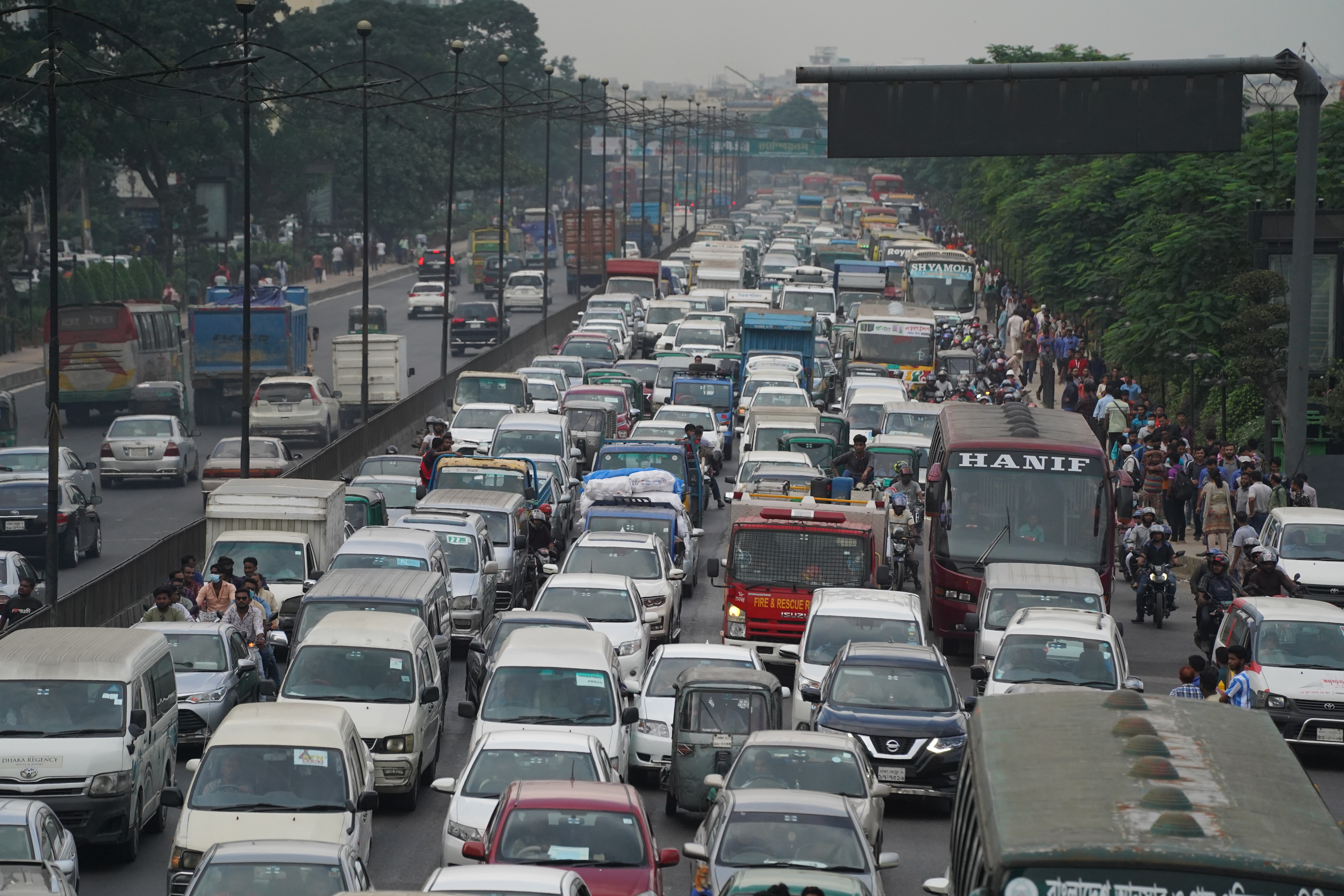 রাজধানীর রাস্তায় যেন সবাই রাজা!