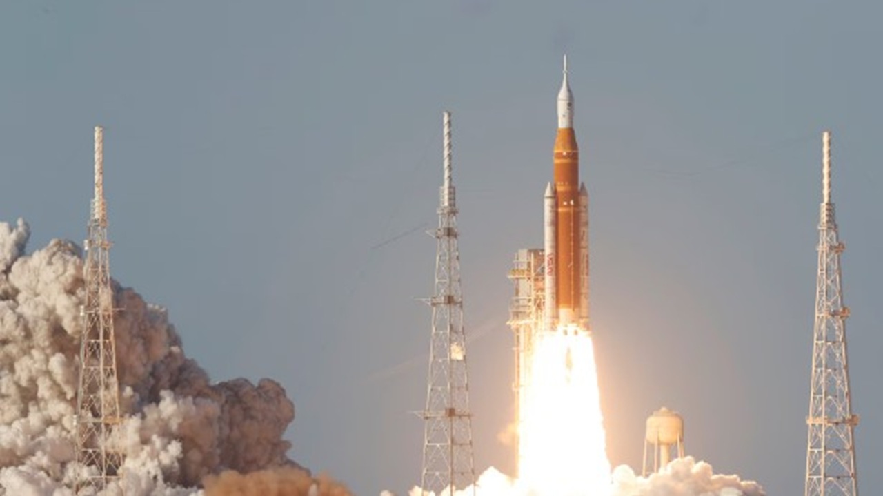 ৫৩ বছর পর চাঁদে নভোচারী পাঠাল আমেরিকা