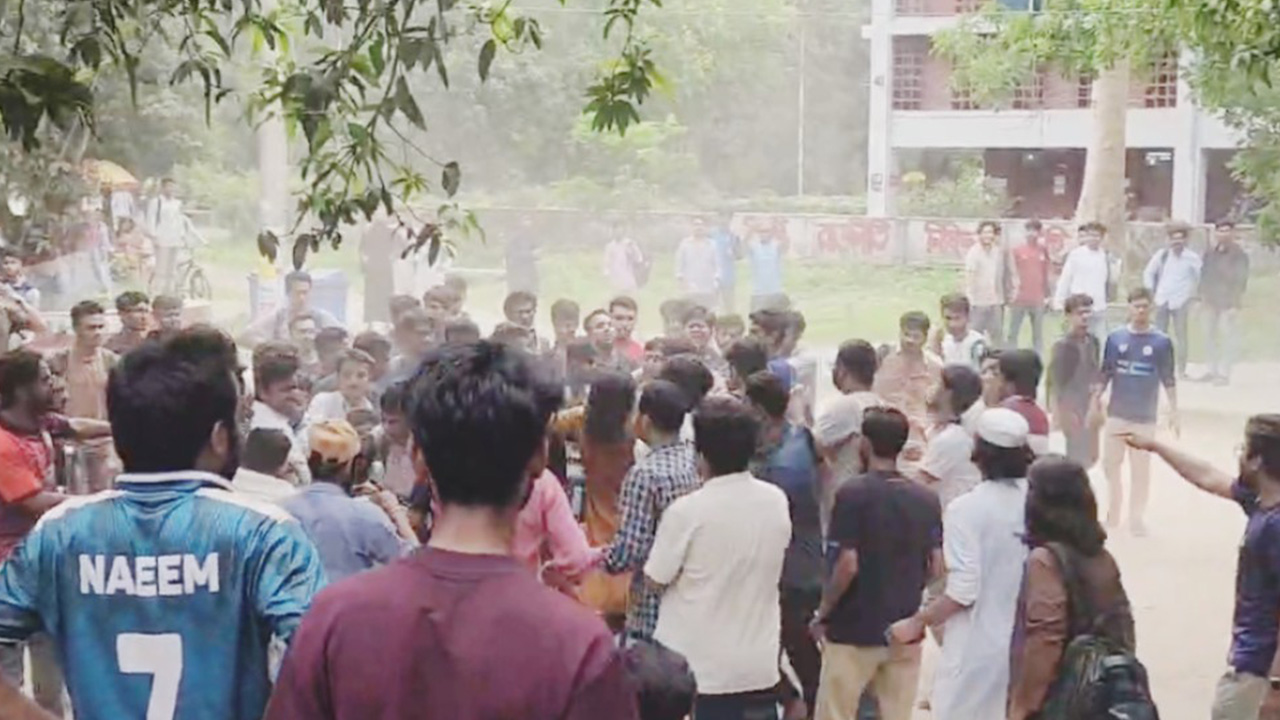 র‍্যাগিংয়ের অভিযোগে রাবিতে সংঘর্ষে জড়াল শিক্ষার্থীরা