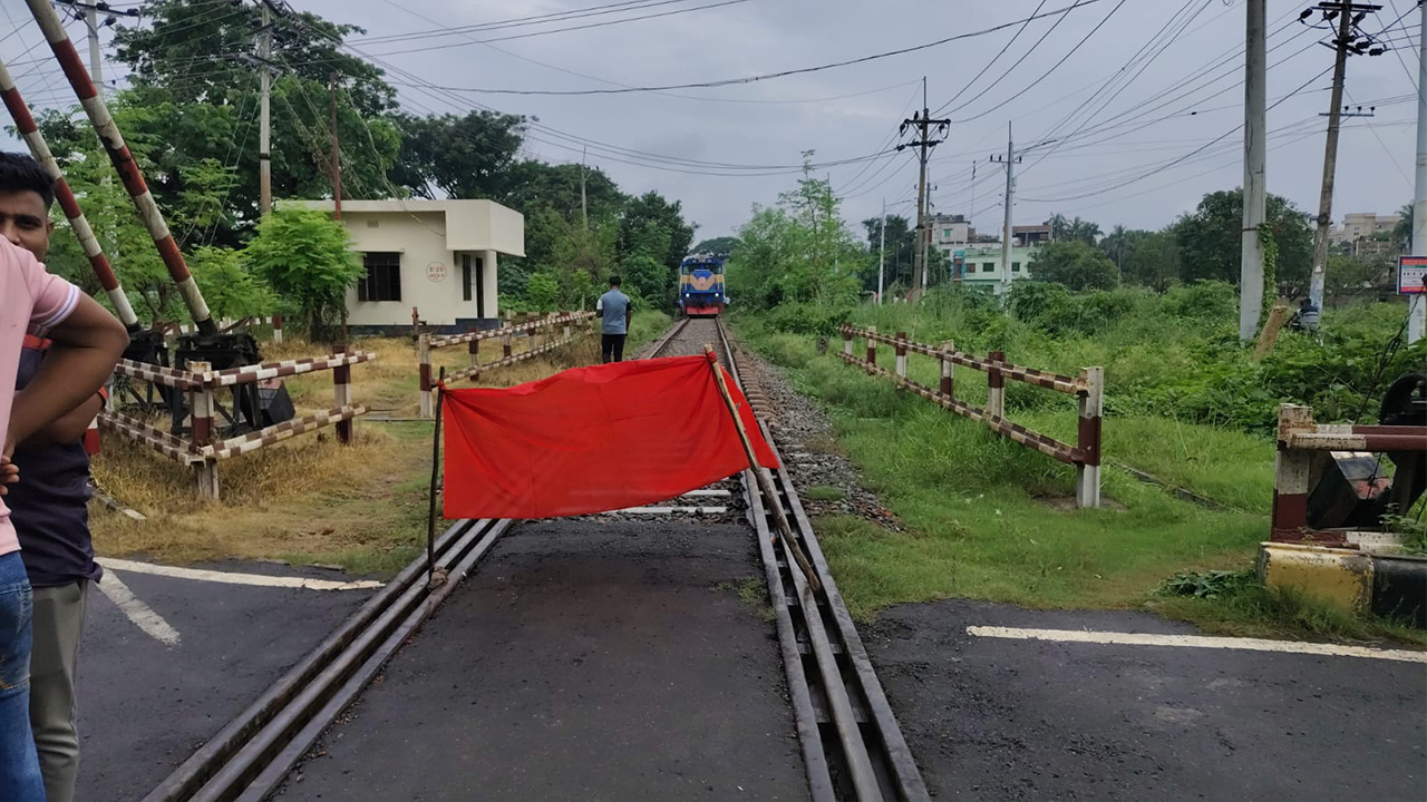 রাবি শিক্ষার্থীকে মারধরের অভিযোগে রেললাইন অবরোধ
