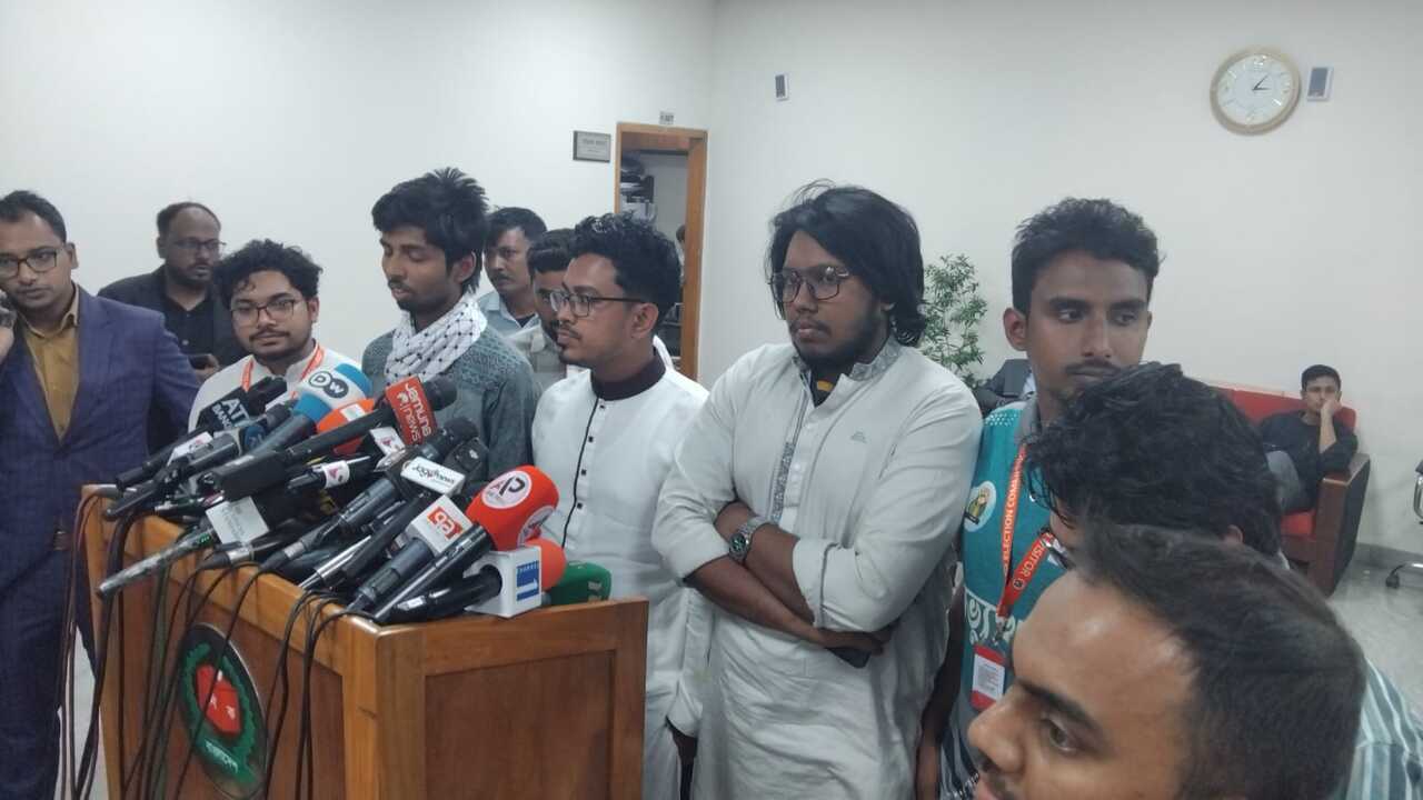 কেন্দ্রের ৪০০ গজে মোবাইল নিষিদ্ধ স্বৈরাচারী সিদ্ধান্ত: ডাকসু ভিপি