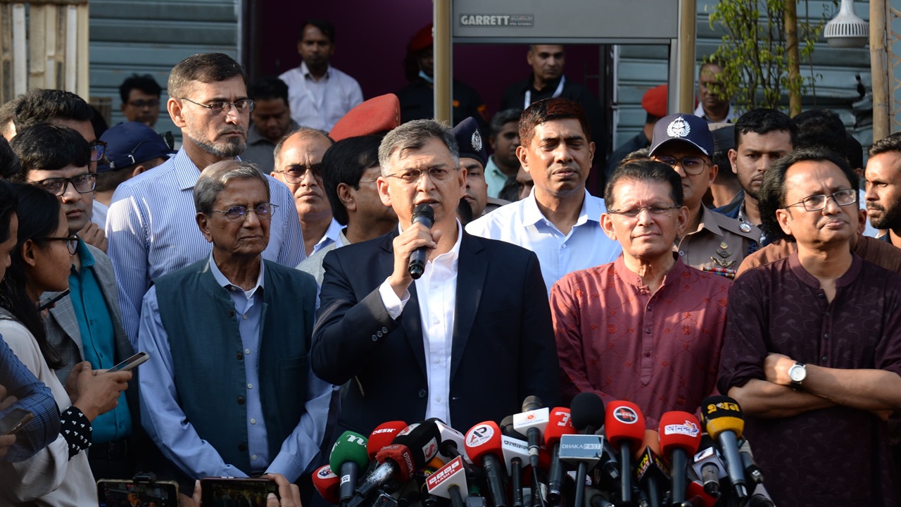 প্রথম আলো–ডেইলি স্টারে হামলা: দুই মাসের মধ্যে চার্জশিট দাখিলের নির্দেশ স্বরাষ্ট্রমন্ত্রীর