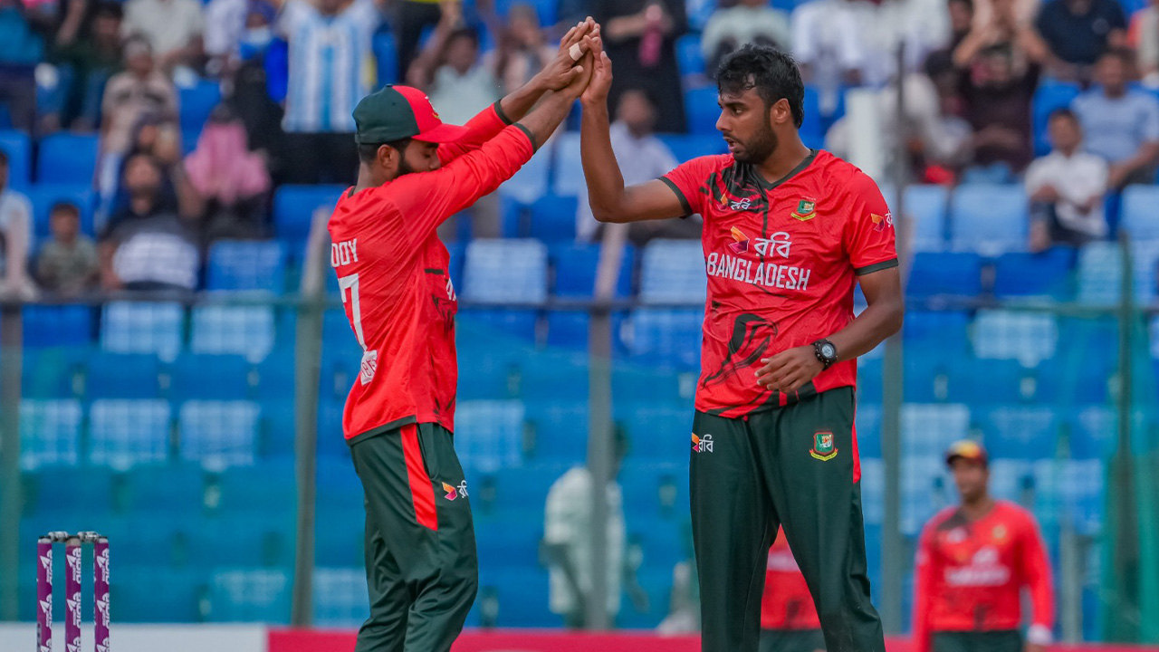 বোলারদের চেষ্টা, তবুও হার