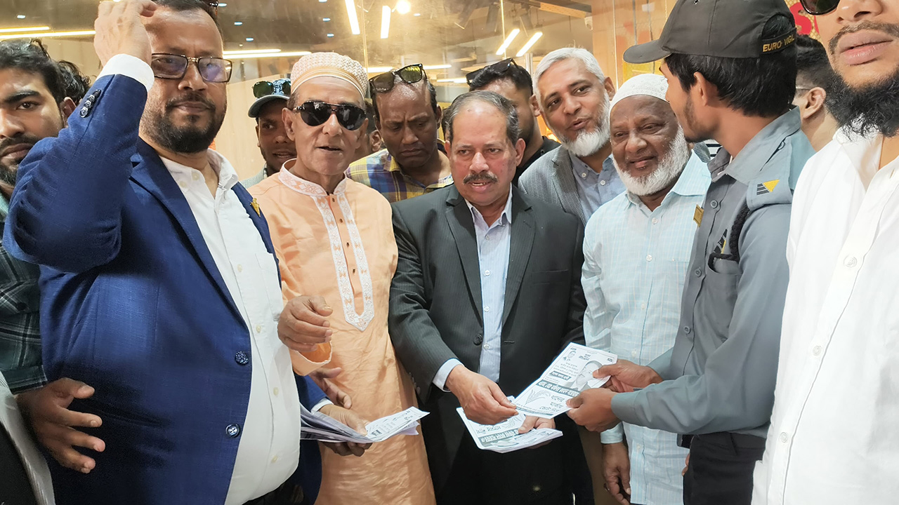 বরিশাল সদরে বিএনপির প্রার্থী মজিবর রহমান সরওয়ার। ছবি: চরচা