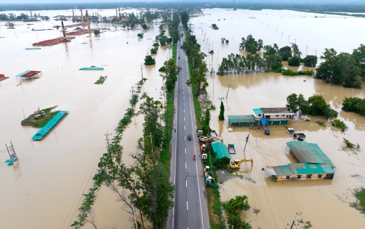চট্টগ্রামে কমেছে বৃষ্টি, পানিবন্দী সাড়ে ৭ লাখ মানুষ