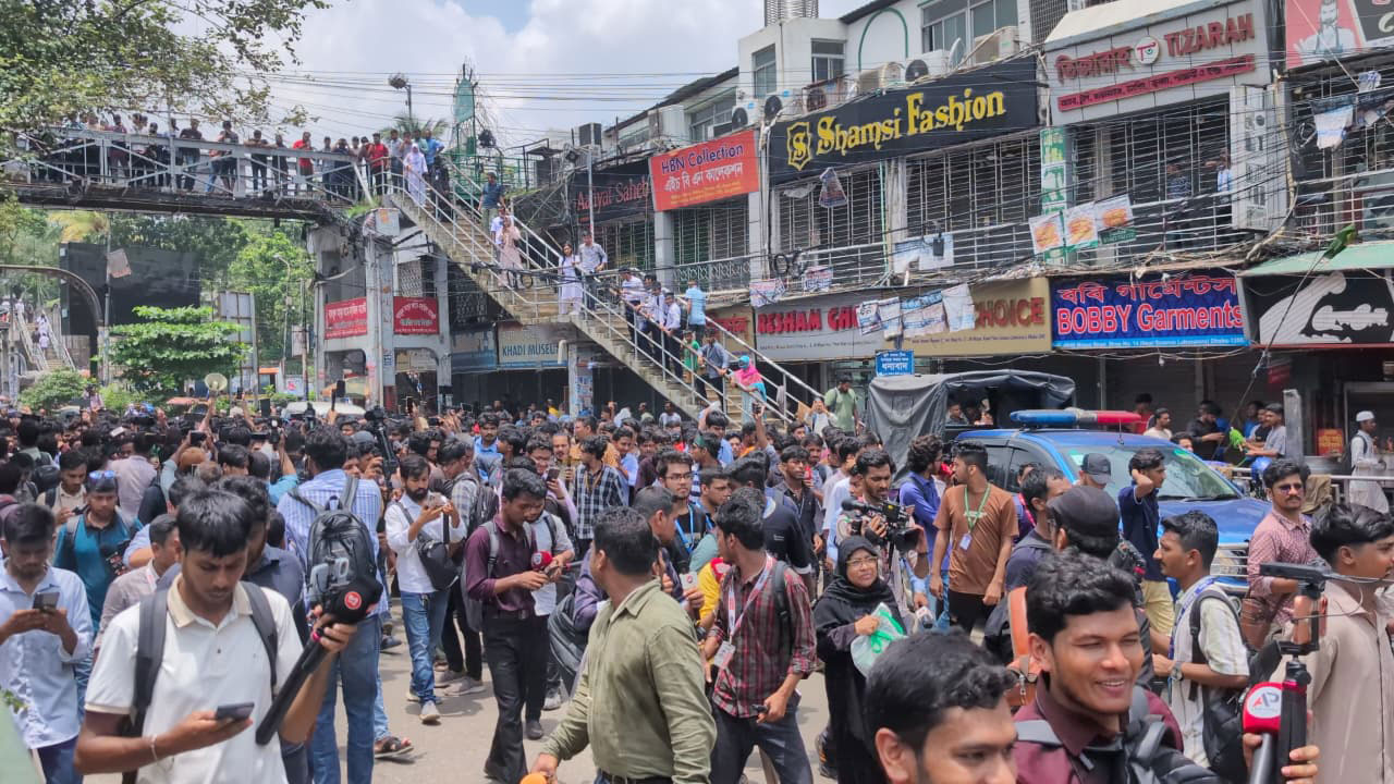 শিক্ষামন্ত্রীর পদত্যাগ দাবিতে সায়েন্সল্যাব ও উত্তরায় শিক্ষার্থীদের অবরোধ