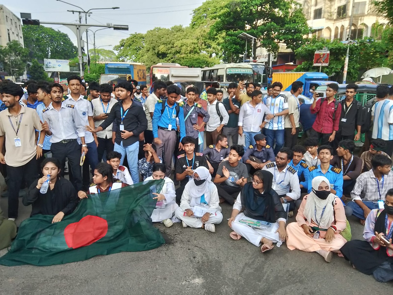 ঘোষণা ছাড়াই মন্ত্রণালয় ছাড়ল শিক্ষার্থীরা, অবস্থান নিয়েছে শাহবাগে