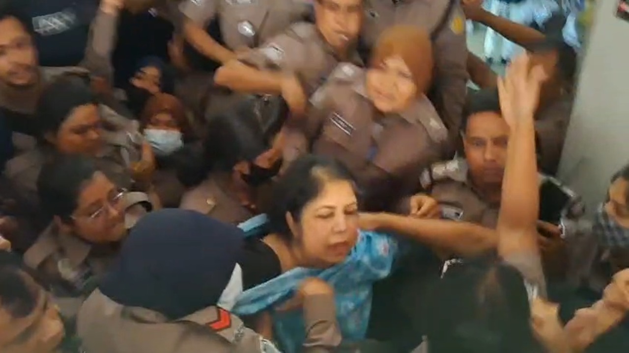 শিরিন শারমিন কারাগারে: অন্তত ৭টি সাপ মারল সরকার, লাঠিও ভাঙল না