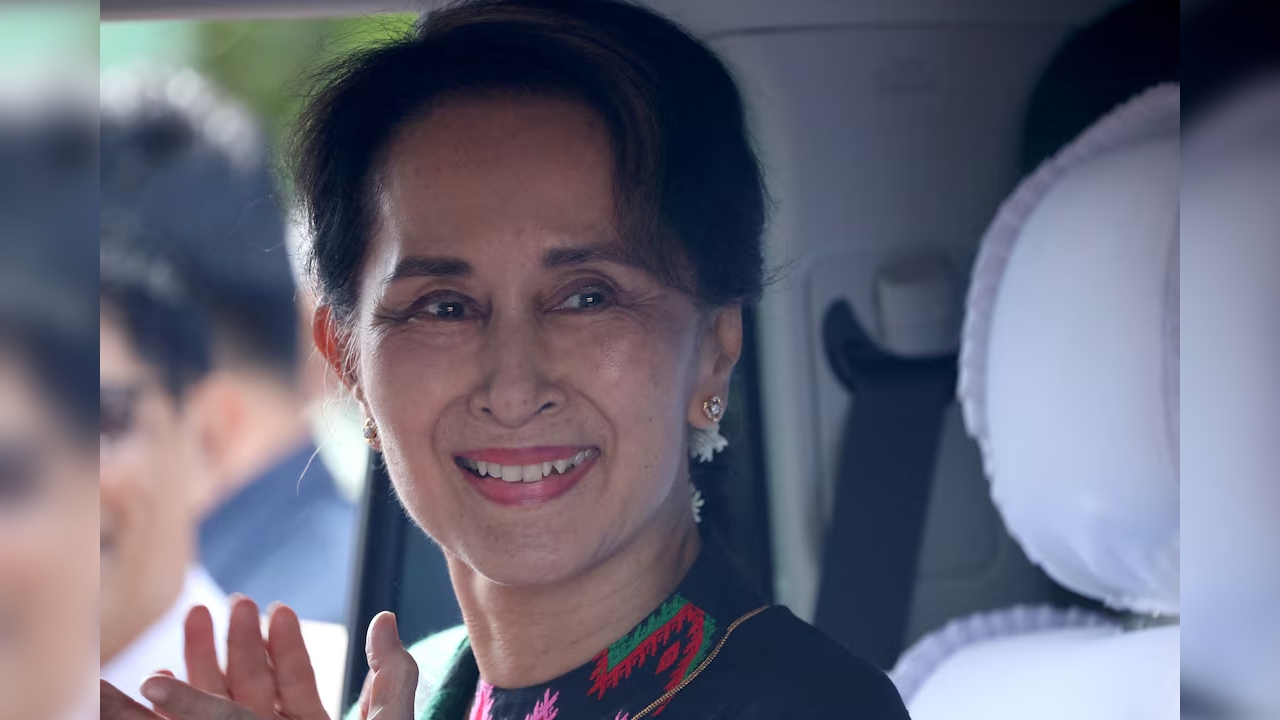 সু চির সাজা কমিয়ে কারাবন্দী থেকে গৃহবন্দী করল মিয়ানমারের জান্তা