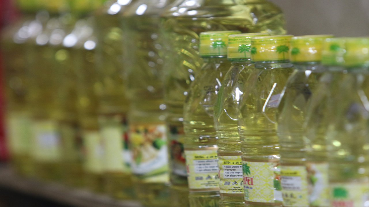 বোতলজাত সয়াবিন তেলের সরবরাহ ‘কম’, যুদ্ধ দেখিয়ে দাম বাড়ানোর ‘পাঁয়তারা’