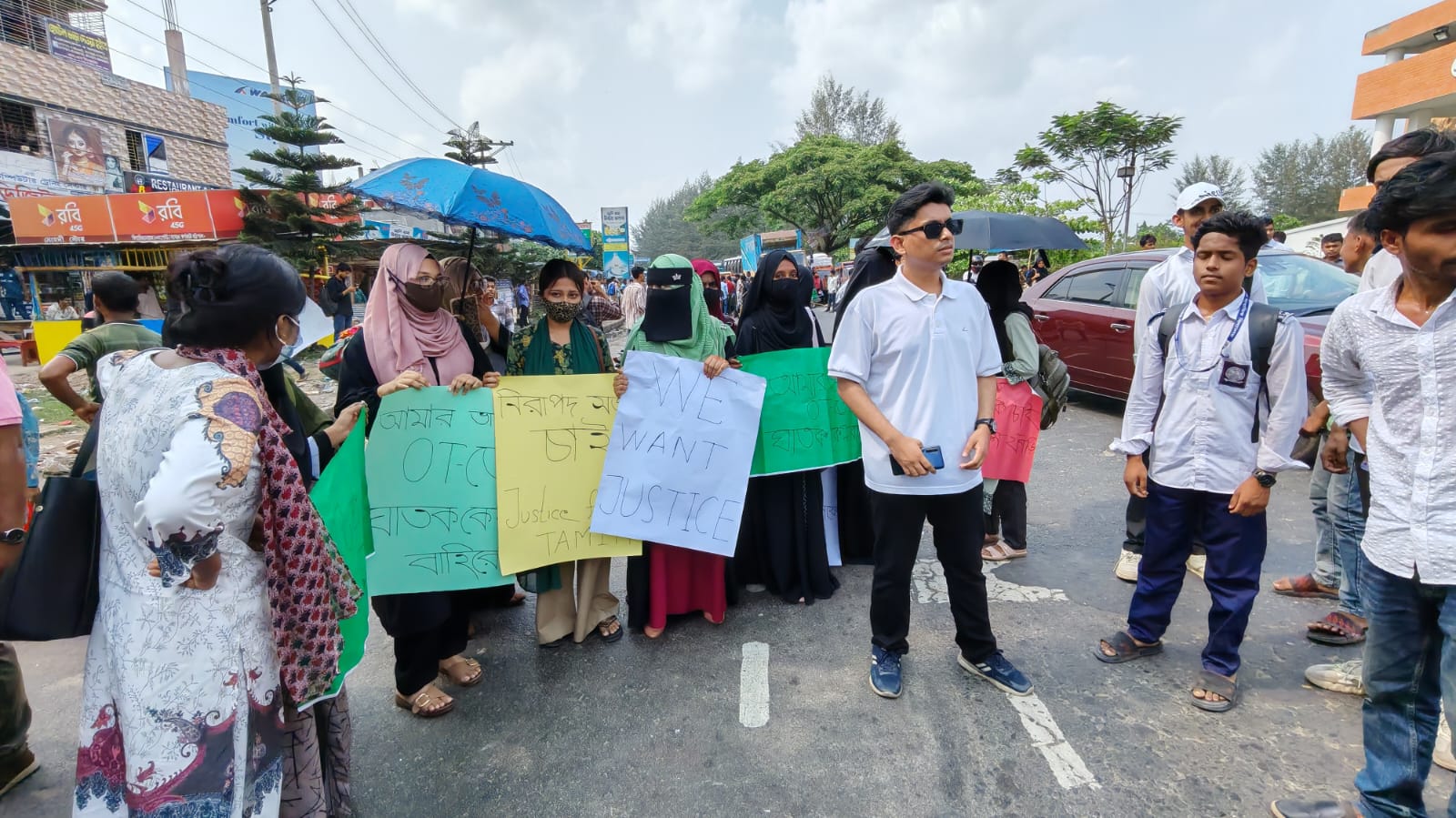 বরিশালে চার দফা দাবিতে শিক্ষার্থীদের দুই ঘণ্টা মহাসড়ক অবরোধ