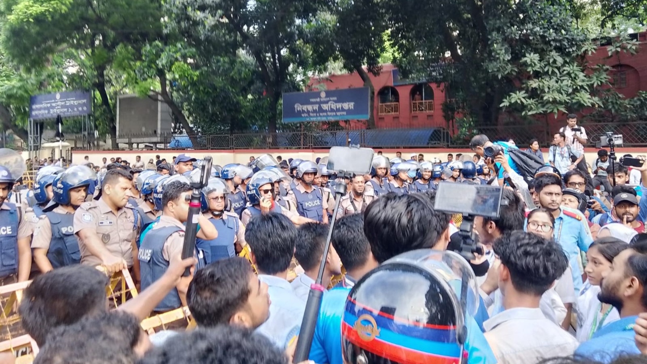 পুলিশের বাধায় শিক্ষা মন্ত্রণালয়ের সামনে শিক্ষার্থীদের অবরোধ