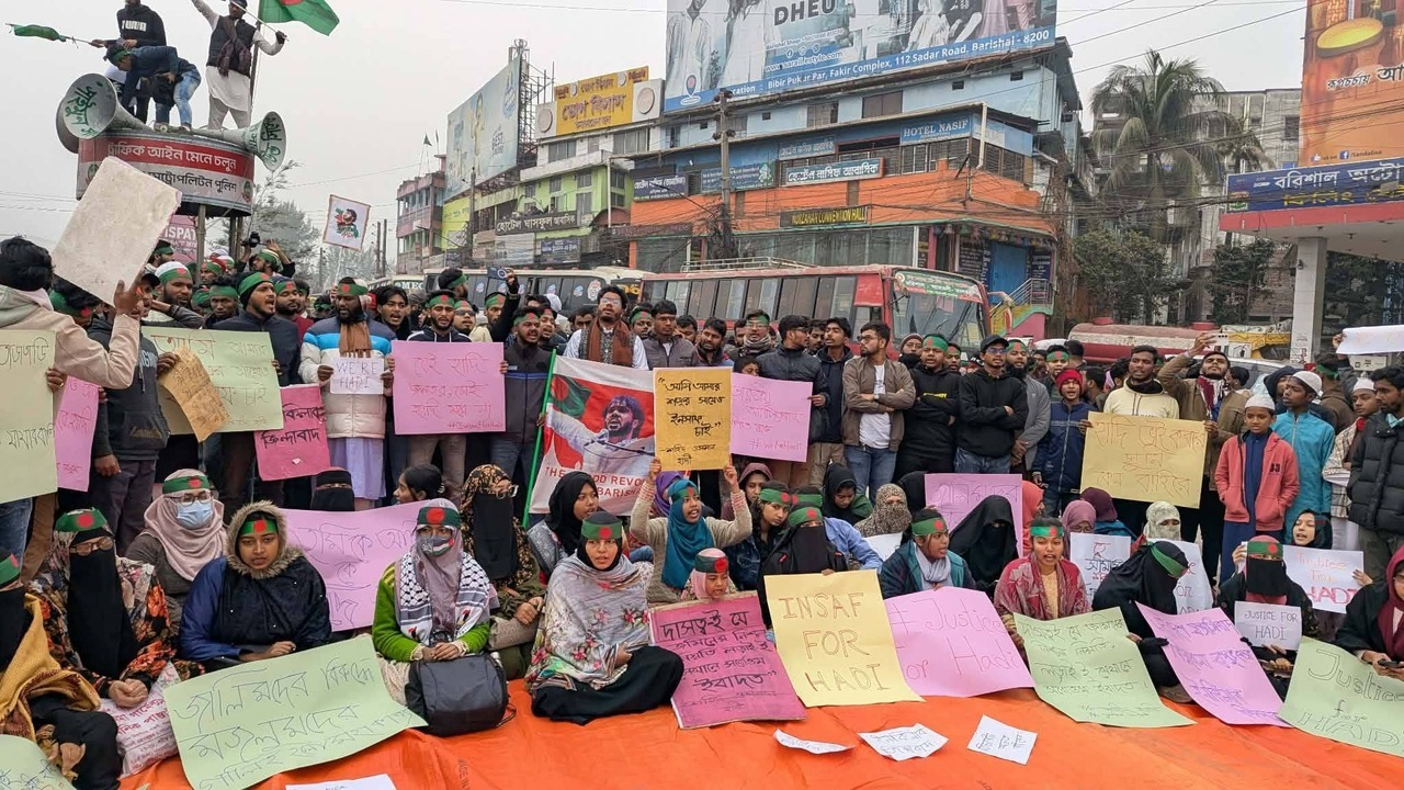 হাদি হত্যার বিচার দাবিতে ঢাকা-বরিশাল মহাসড়ক অবরোধ