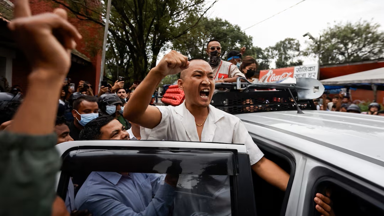 আর্থিক অনিয়মের অভিযোগ, স্বরাষ্ট্রমন্ত্রীর পদ ছাড়লেন নেপালে অভ্যুত্থানের নেতা