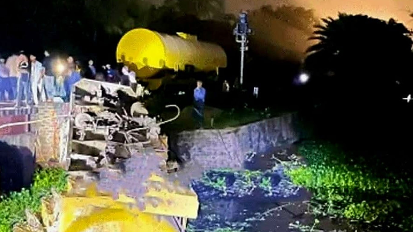 ১২ ঘণ্টা ধরে সিলেটের সঙ্গে রেল যোগাযোগ বন্ধ