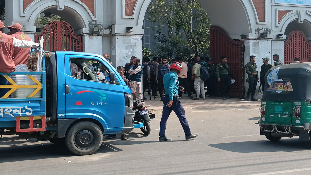 সিলেটের বিভিন্ন ভোটকেন্দ্রে যাচ্ছে নির্বাচনী সরঞ্জাম
