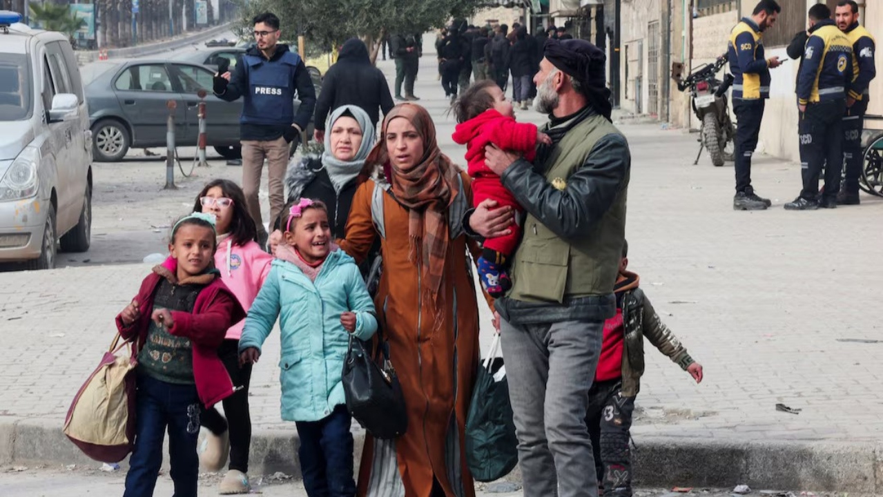 সিরিয়ায় সরকার ও কুর্দি বাহিনীর সংঘর্ষে ঘরছাড়া হাজারো মানুষ