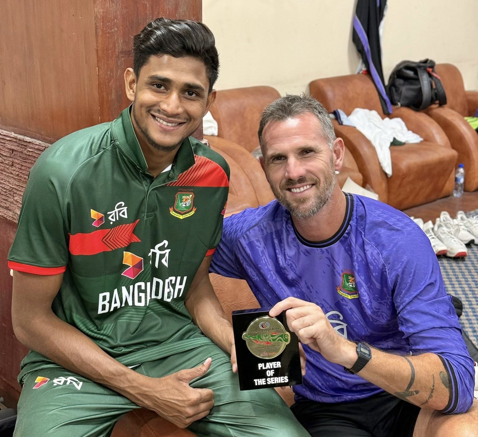 পেস বোলিং কোচ শন টেইটের সঙ্গে নাহিদ রানা। ছবি: ফেসবুক