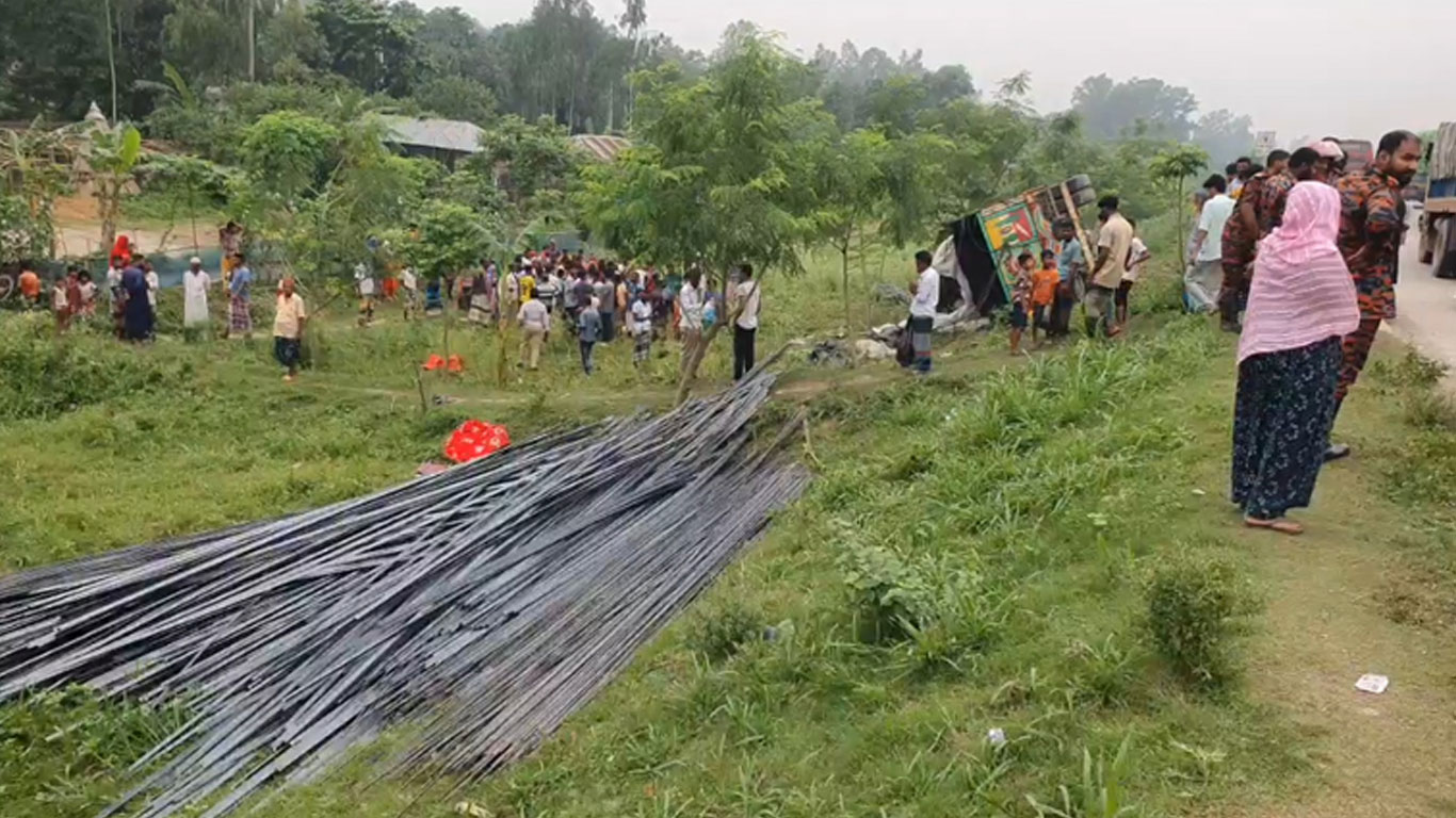টাঙ্গাইলে রডবোঝাই ট্রাক উল্টে নিহত ১৫