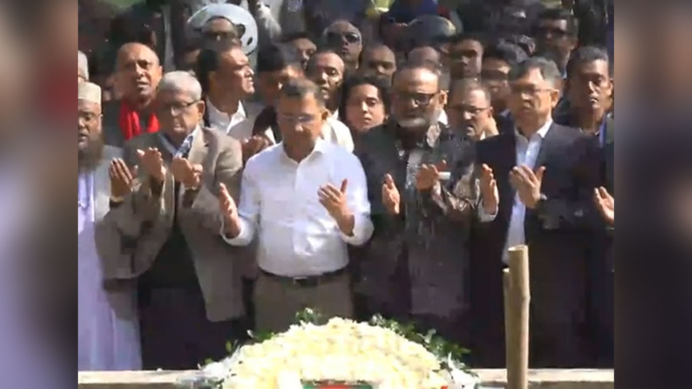 ওসমান হাদির কবর জিয়ারত করলেন তারেক রহমান