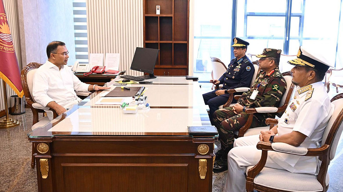 প্রধানমন্ত্রীর সঙ্গে ৩ বাহিনী প্রধানের সাক্ষাৎ