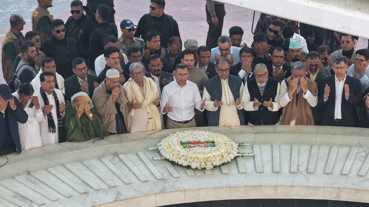 দেড় যুগ পর বাবার কবর জিয়ারত করলেন তারেক রহমান