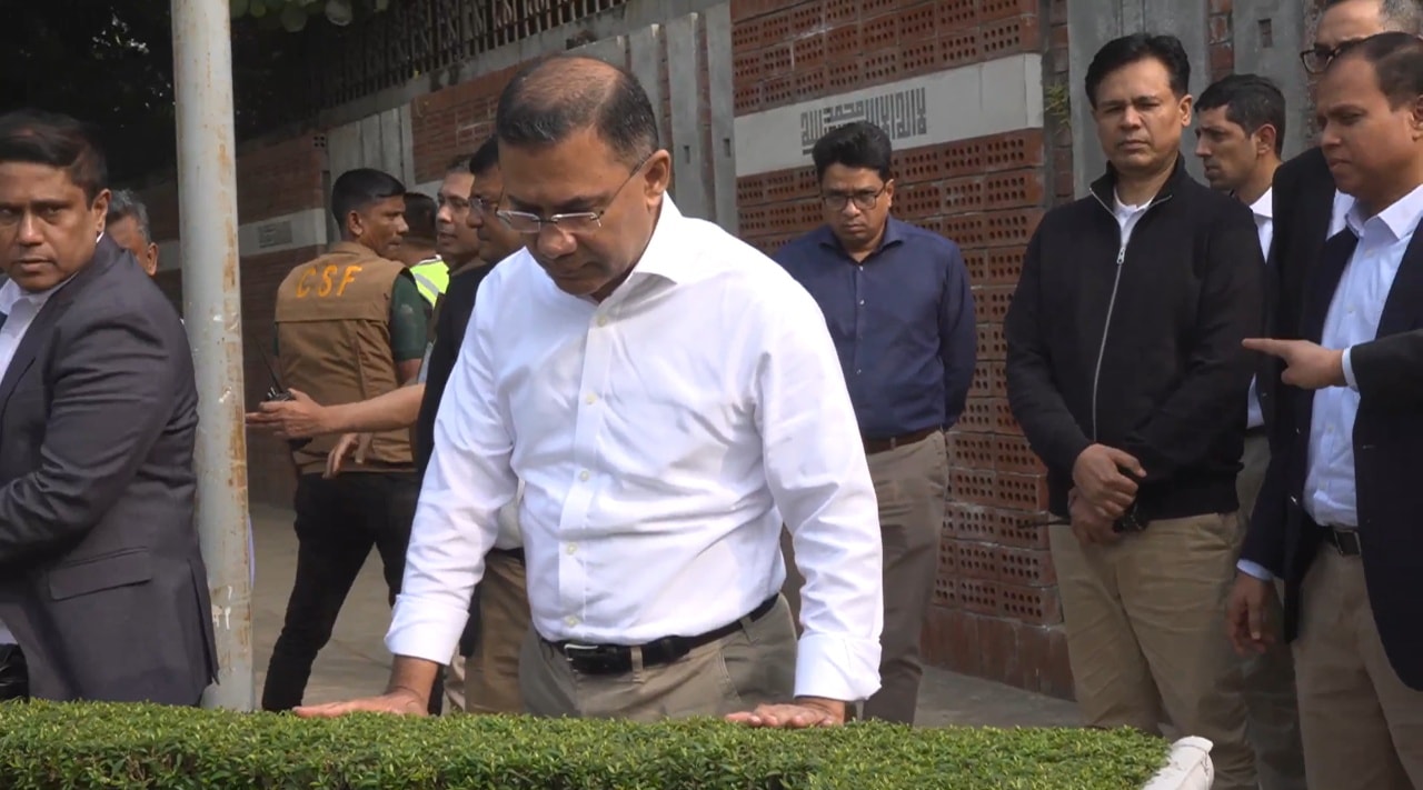 ছোট ভাই কোকোর কবর জিয়ারত করলেন তারেক রহমান