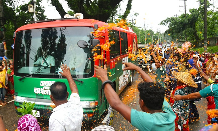 সিলেটে ফুলের পাপড়িতে প্রধানমন্ত্রীকে স্বাগত জানালেন চা শ্রমিকরা