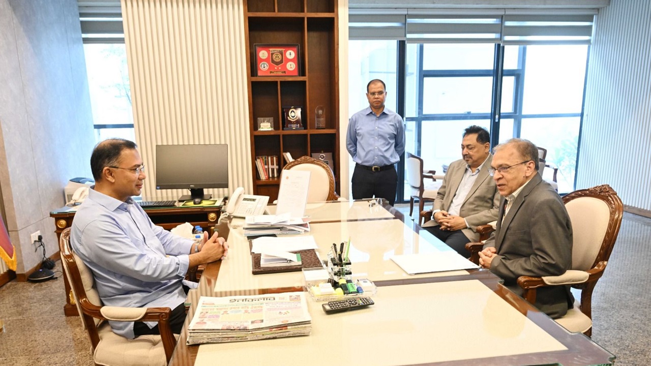প্রধানমন্ত্রীর সঙ্গে টিআইবির নির্বাহী পরিচালক ইফতেখারুজ্জামানের সাক্ষাৎ