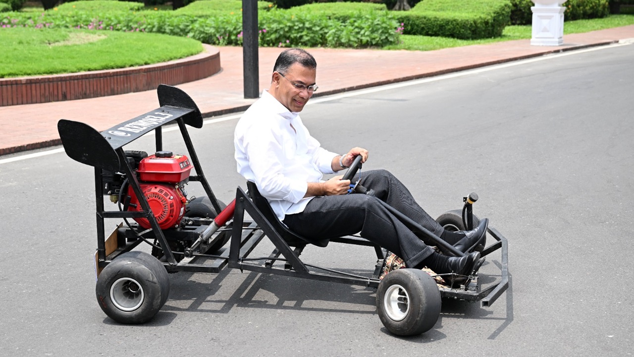 কলেজছাত্রের বানানো ‘রেসিং কার’ চালালেন প্রধানমন্ত্রী