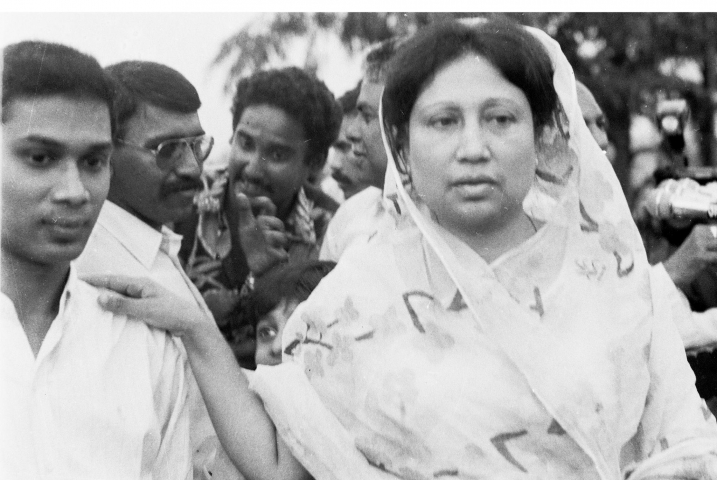 মা খালেদা জিয়ার সঙ্গে তারেক রহমান। ছবি: সংগৃহীত
