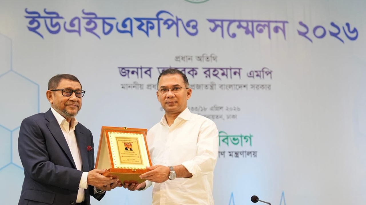 ‘মন্ত্রী সাহেব, প্রশংসা একটু কম করেন’-স্বাস্থ্যমন্ত্রীকে প্রধানমন্ত্রী