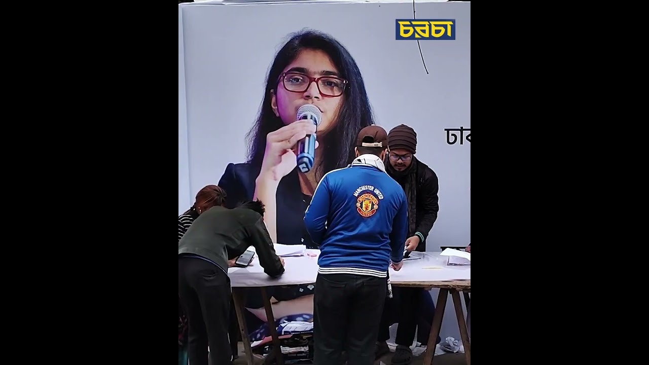 ভোটারের স্বাক্ষর সংগ্রহ করছেন জারা