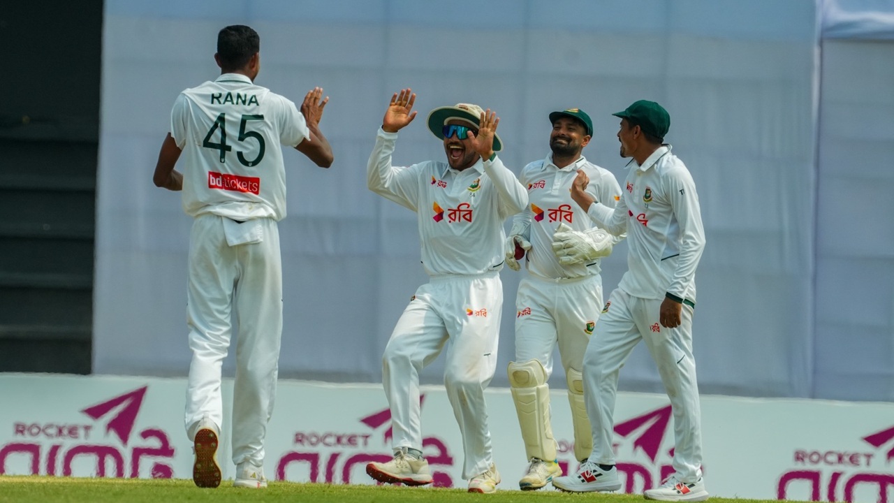 সালমানকে বোল্ড করে তাইজুলদের উল্লাস। ছবি: বিসিবি