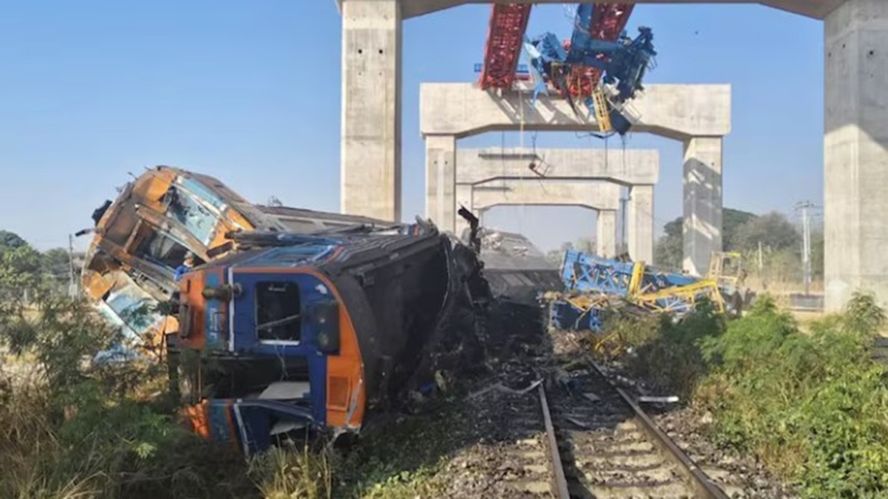 থাইল্যান্ডে ক্রেন ভেঙে পড়ে ট্রেন লাইনচ্যুত, নিহত ২২