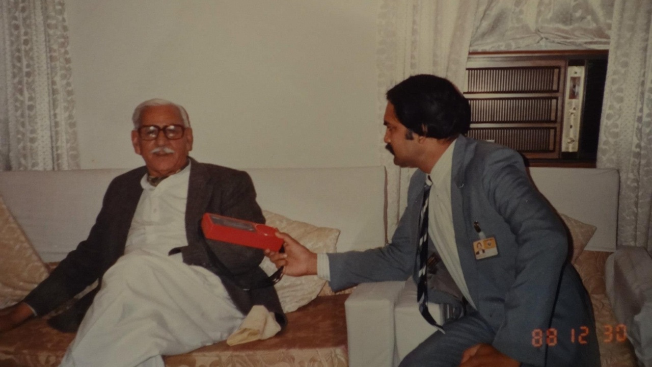 ১৯৮৮ সালের ডিসেম্বরে রাওয়ালপিন্ডির গভর্নর হাউজে টিক্কা খানের সাক্ষাৎকার নিচ্ছেন রেজাউর রহমান।। ছবি: সংগৃহীত