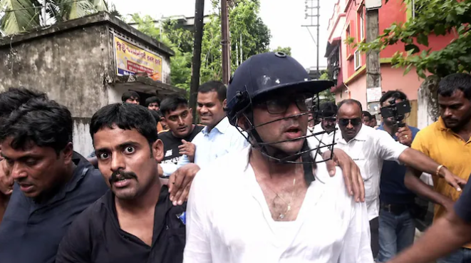 পশ্চিমবঙ্গে অভিষেককে দেখে ‘চোর-চোর’ স্লোগান, হেলমেট পরিয়ে উদ্ধার