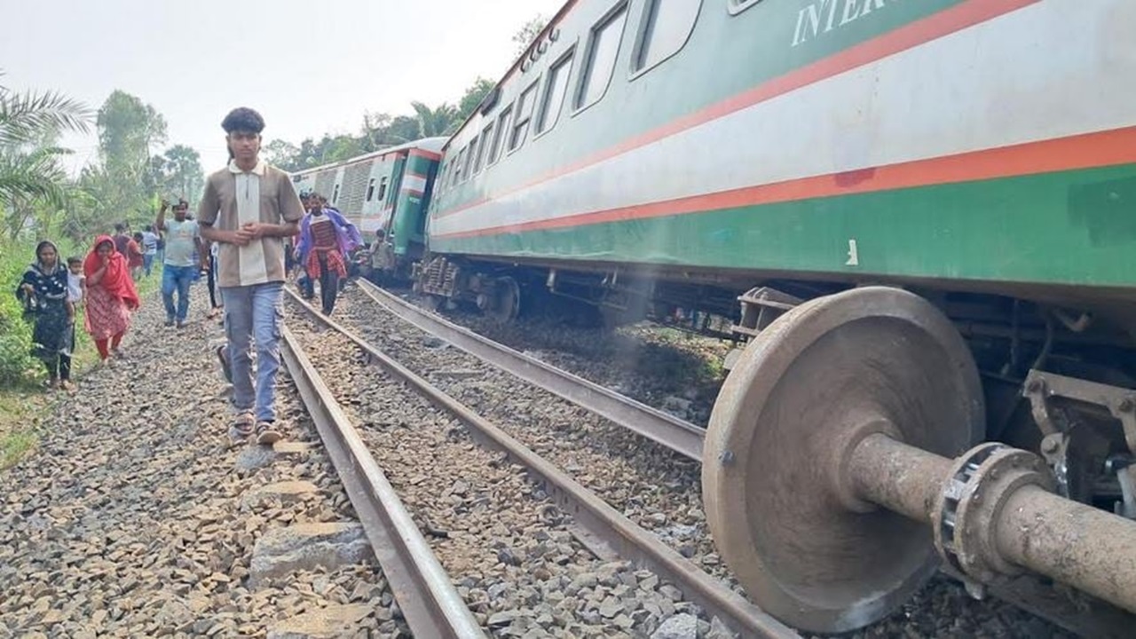 লাইনচ্যুত হয়েছে নীলসাগরের ৯টি বগি, আহত অর্ধশতাধিক