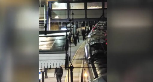 যুক্তরাজ্যে ট্রেনে ছুরি হামলায় আহত ১০, গ্রেপ্তার ২